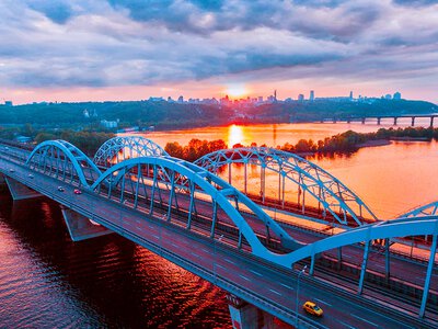 У Києві визначили режим роботи мостів: де під час тривог рух перекривають, а де - ні