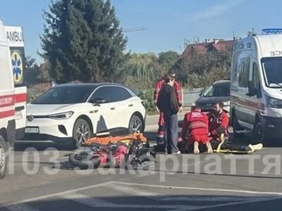 На вулиці Закарпатській в Ужгороді зіткнулися мотоцикл та Audi (ФОТОФАКТ)