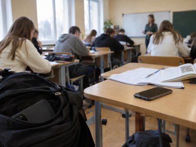 У школах Львівщини запроваджують нові правила користування телефонами: що зміниться