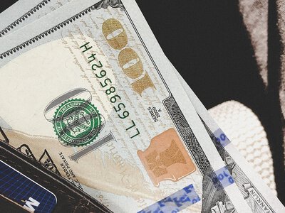 Курс долара наблизився до важливої позначки перед вихідними