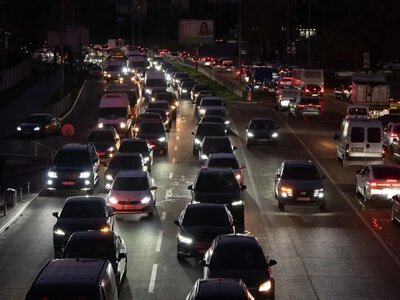 У Києві утворилися величезні затори після атаки РФ: люди йдуть пішки через перекриті мости