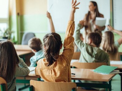 Вчителька продавала старшокласникам додаткові бали за «донати»: після скандалу її звільнили