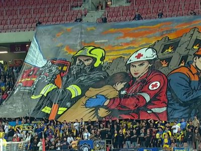 Вболівальники на матчі України подякували героям тилу неймовірним банером