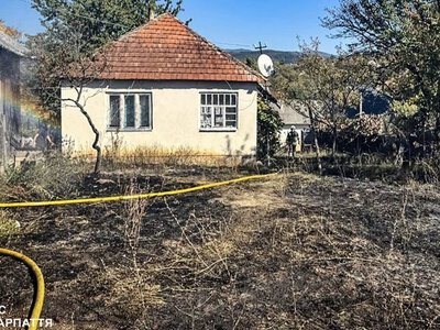 У селі Бобовище на Мукачівщині ледь не загорівся будинок через спалювання сухої трави (ФОТО)