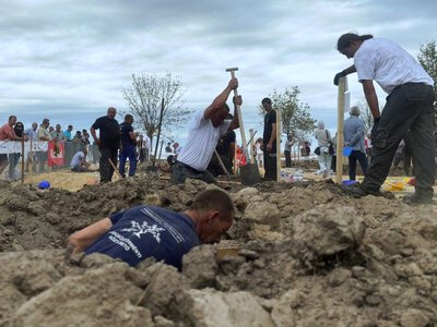 В Угорщині на кладовищі відбулися незвичайні змагання з призом у 640 доларів