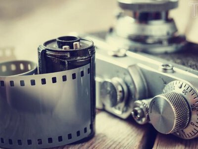 Жінка купила старий фотоапарат на розпродажі й знайшла всередині дещо дивне