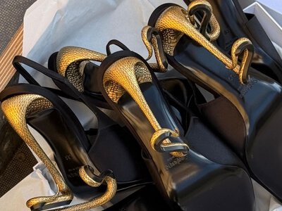 Saint Laurent показав туфлі з підборами-зміями: золото стало головним акцентом колекції