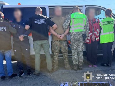 На Закарпатті у багажнику “швидкої” виявили двох військових у СЗЧ: в авто знайшли автомат, гранати й понад 300 набоїв