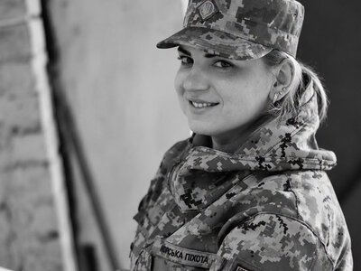 Зеленський удостоїв звання Героя України загиблу в Маріуполі медикиню Ольгу Таран — вона перша жінка-військова ВМС з цією нагородою