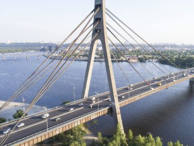 Російський безпілотник вдарив по Північному мосту в Києві