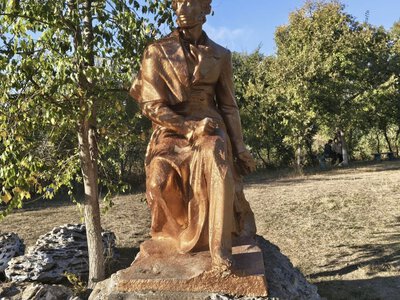 Пам’ятник Пушкіну в Татарбунарах підремонтував чоловік після ремонту вдома