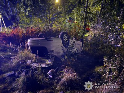 На Львівщині перекинувся легковик: водій загинув, пасажир у лікарні