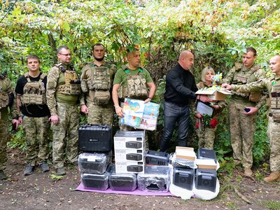 Дитячі малюнки та необхідне спорядження: Сергій Надал відвідав воїнів 44-ї артилерійської бригади на передній лінії