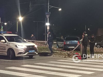 У Дніпрі п’яний водій Dacia зніс паркан і ледь не збив пішохода: ДТП потрапила на камеру