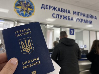 Українці не можуть оформити паспорти: у ДМС досі не відновили роботу систем