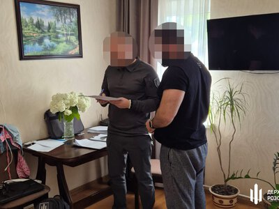 Керівники підрозділу поліції охорони на Дніпропетровщині вимагали частину зарплат і премій підлеглих