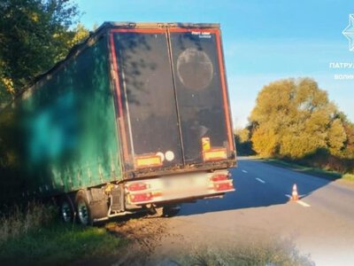 Біля Луцька вантажівка з причепом з’їхала в кювет: що сталося