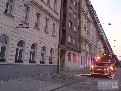 У центрі Праги з будинку обвалився 10-метровий карниз: уламки впали на тротуар і дорогу