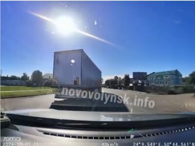Пішов на обгін: фура ледь не врізалася в автобус із пасажирами на Волині (Відео)