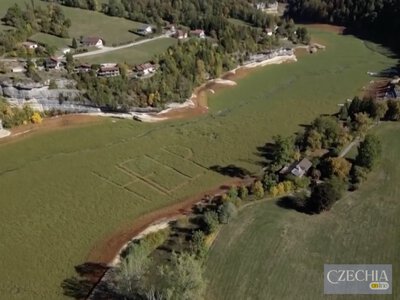 На дні майже висохлого озера у Швейцарії з’явилися гігантські HELP і SOS