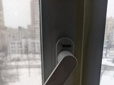 Дує з вікон, квартира швидко остигає: майстер пояснює, що зробити до морозів ℗