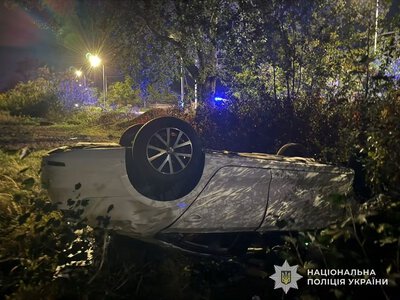 На Львівщині Volkswagen злетів з дороги та перекинувся: є загиблий і травмований