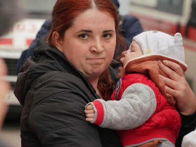 Одинокі батьки можуть платити менше податків із зарплати: пільга сягає 2496 грн на дитину