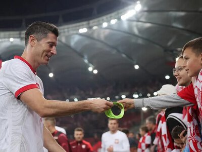 Нападник Левандовський віддав капітанську пов’язку юному вболівальнику — Interia Sport