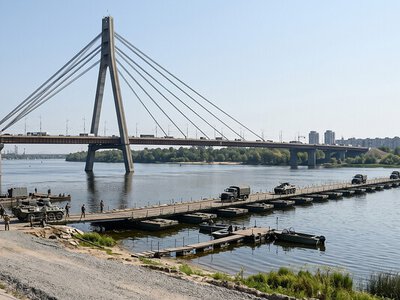 Київ будує понтонні переправи через Дніпро: що це змінить для бізнесу