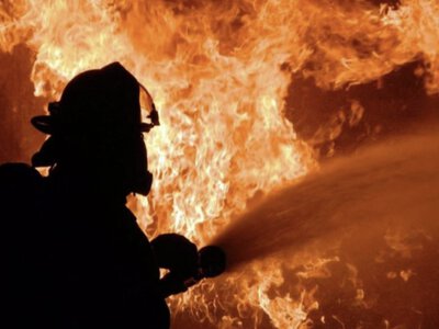 У Києві через уламки дрона горить приватний будинок