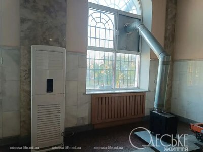 Буржуйки, дитячі кімнати та поїлки для хвостатих: як залізничний вокзал Одеси підготувався до зими (фоторепортаж)