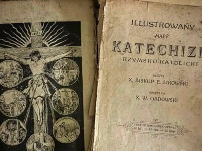 У пункті пропуску «Угринів» прикордонники виявили дві старовинні книги, які везли до Польщі