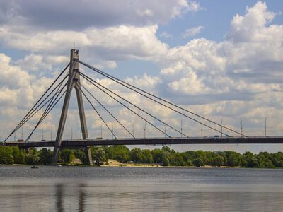 РФ знову атакувала Північний міст у Києві. Уламки також впали у Дніпровському районі