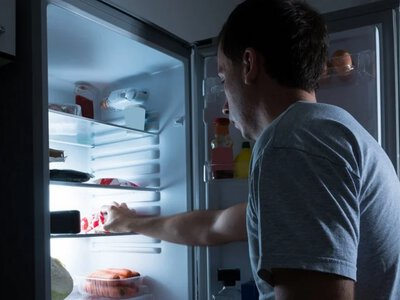 Холодильник без світла тримає холод до 4 годин: які продукти краще викинути після блекауту
