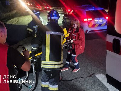 На Львівщині зіткнулися дві вантажівки: одного з водіїв деблокували рятувальники
