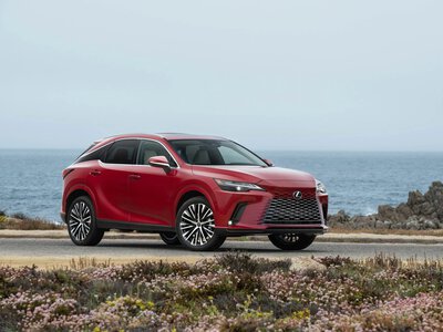 Lexus представила оновлений RX: новий колір, більше оснащення та переналаштована підвіска