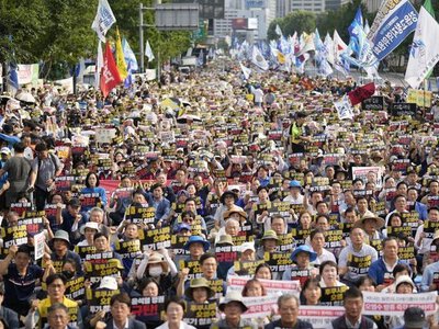 У Південній Кореї пройшли масштабні протести проти президента Лі Чже Мьона