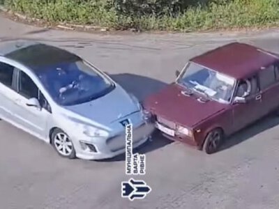 Показали підбірку аварій у Рівному, які потрапили на камери (ВІДЕО)