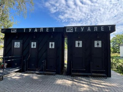 У селищі на Рівненщині вандали пошкодили нові громадські вбиральні