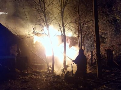 У результаті обстрілу у Шосткинській громаді спалахнув дачний будинок + Відео