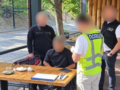 Адвокат обіцяв за 15 тисяч доларів фіктивне працевлаштування заради бронювання