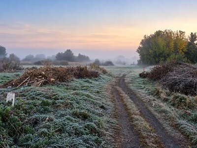 Біля села у Хмельницькій громаді виявили сміттєзвалище та сліди спалювання відходів у заплаві Південного Бугу (ФОТО)