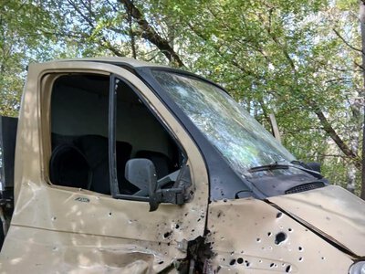 У Новгород-Сіверській громаді російський БпЛА вдарив у цивільну «Газель» + Фото