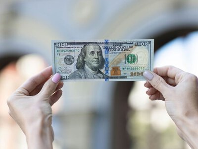 Українці різко наростили купівлю валюти: НБУ продав рекордні $5,5 млрд за місяць