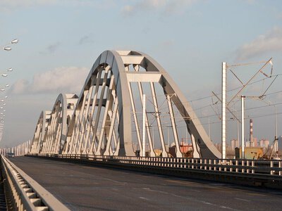 Київ змінив рух автобусів між берегами Дніпра: що сталося та як їздитиме транспорт