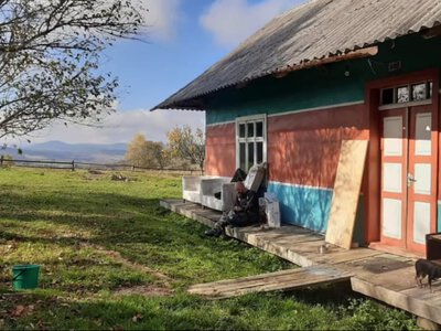 Життя у Карпатах: як українка з чоловіком-іспанцем реставрували хату в горах (відео) (Відео)