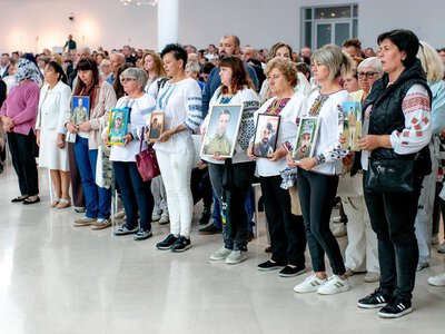 «Рушник Надії»: на Прикарпатті представили виставку, присвячену зниклим безвісти та полоненим