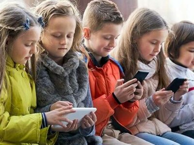 На Львівщині у школах обмежать використання смартфонів: що передбачають нові правила
