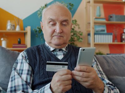 Українцям пропонують до 1000 гривень на день за «оренду» картки - чим це загрожує
