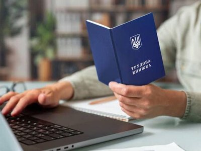 ПФУ може не зарахувати стаж: що робити, якщо у трудовій є помилка